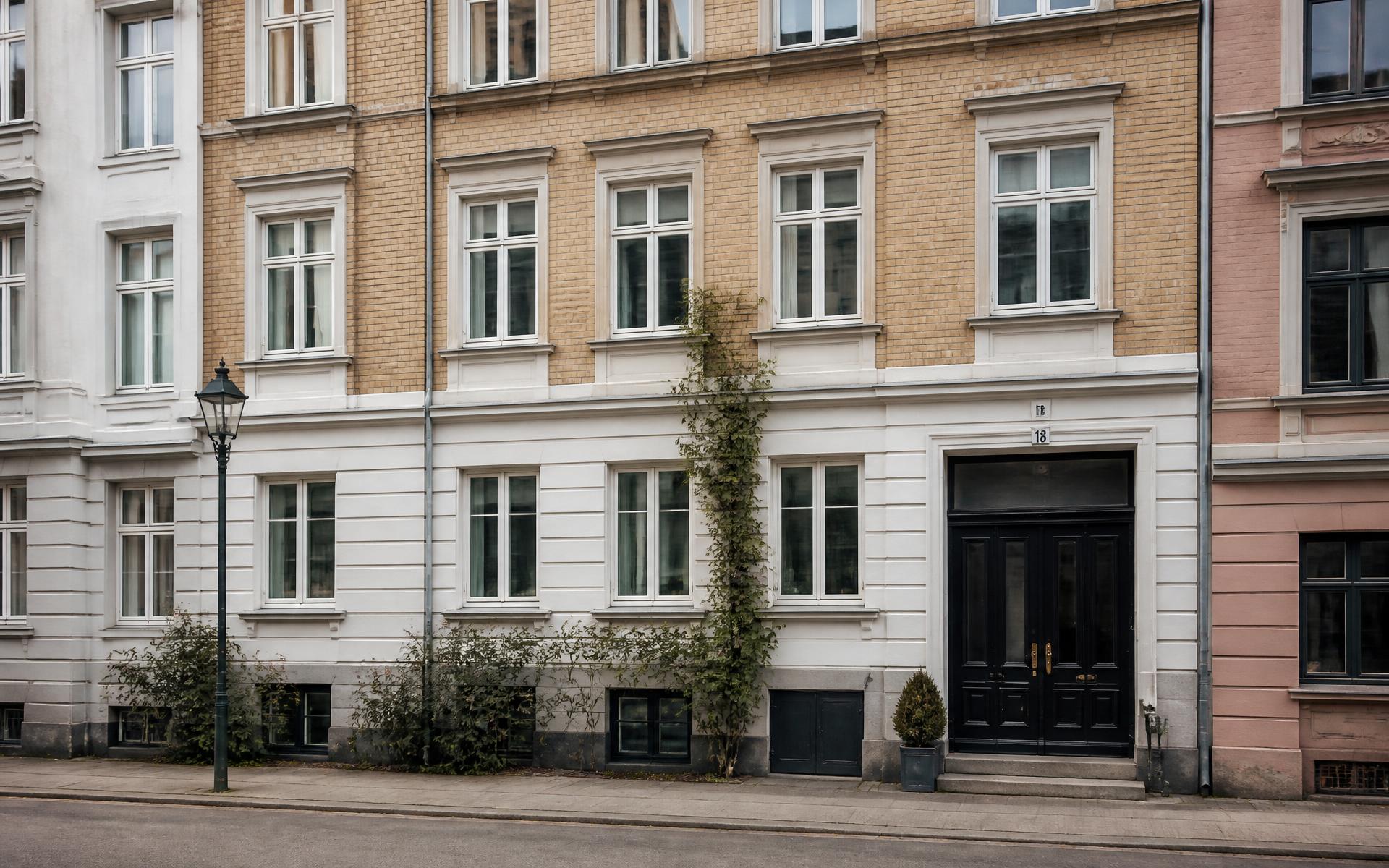 Velholdt københavnsk ejendom med rene vinduer og pæn facade